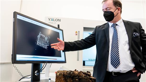 Thorsten Buzug, Direktor der Fraunhofer-Einrichtung für individualisierte und zellbasierte Medizintechnik (IMTE), zeigt eine Enigma-Verschlüsselungsmaschine, die mit einem Computertomographen aus der Medizintechnik untersucht wurde.