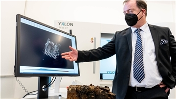 Thorsten Buzug, Direktor der Fraunhofer-Einrichtung für individualisierte und zellbasierte Medizintechnik (IMTE), zeigt eine Enigma-Verschlüsselungsmaschine, die mit einem Computertomographen aus der Medizintechnik untersucht wurde.