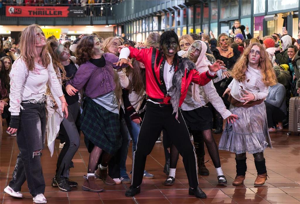 150 Zombies tanzen zu „Thriller“ im Hamburger Hauptbahnhof „Thriller“ ist einer der zahlreichen erfolgreichen Songs von Michael Jackson.