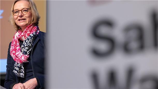 Thüringens BSW-Chefin Katja Wolf betonte bei einer Mitgliederversammlung in Ilmenau ihre inhaltliche Nähe zur Parteigründerin Sahra Wagenknecht. 