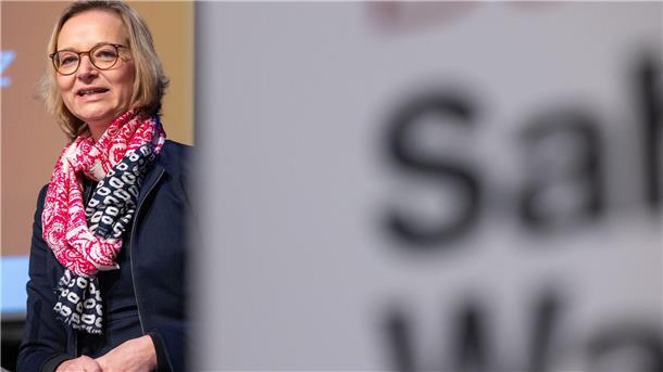 Thüringens BSW-Chefin Katja Wolf betonte bei einer Mitgliederversammlung in Ilmenau ihre inhaltliche Nähe zur Parteigründerin Sahra Wagenknecht. 