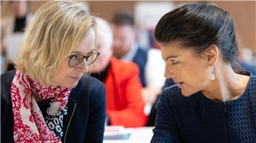 Thüringens BSW-Chefin Katja Wolf und Parteigründerin Sahra Wagenknecht zeigten sich nach einem Streit im Zuge der Koalitionsverhandlungen nun bei einem Landesparteitag versöhnlich. 