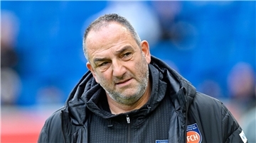 Heidenheims Trainer Schmidt: „So haben wir keine Chance“ Tief frustriert: Heidenheims Trainer Frank Schmidt nach der Niederlage bei Hoffenheim.