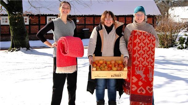 Sonnenschein und Schneegestöber begleiten Gewerbeschau in Heeslingen Tief verschneit am Offenser Weg: Wiebke Wolf, Kerstin Schröter und Stefanie Hennig