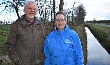Tiefe Entwässerungsgräben (wie hier auf dem Foto) werden im Ahlenmoor verschwinden: Hans-Jürgen Ropers und Ursel Richelshagen vom Naturschutzbund NABU freuen sich über die Wiedervernässung des Moores.