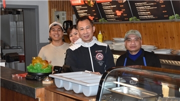 Tien Van Vu, seine Frau und seine Mitarbeiter freuen sich, Gäste in Ottens Grillstube kulinarisch verwöhnen zu können. 