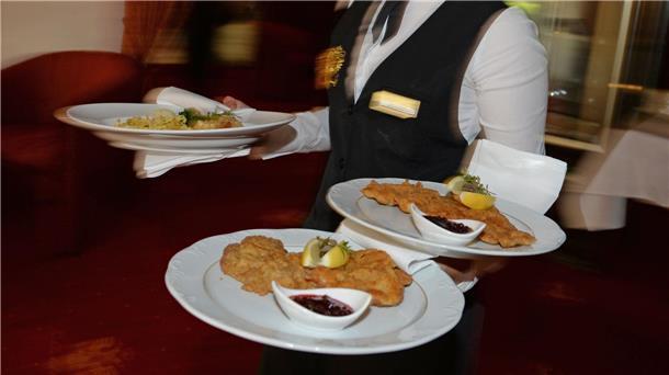 Kommt noch ein Fleisch-Logo für Restaurants? Tierhaltungslogo auch in Gaststätten? SPD und Grüne haben einen Gesetzentwurf vorgelegt.