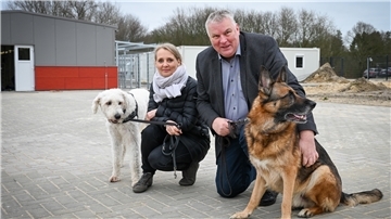 Tierheimleiterin Amelie Bensch und Schatzmeister Bernd Freemann mit Lale (links) und Nino vor dem neuen Tierheim. Der Umzug startet am 25. Februar.