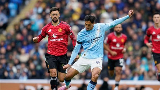 Man City gewinnt Derby gegen United dank Foden und Haaland Tijjani Reijnders von Manchester City vergab eine gute Chance.