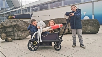 Drei Kinder mit einem der Rollschiffchen des Deutschen Schifffahrtsmuseums. Für die Rolldampfer werden nun passende Namen gesucht.