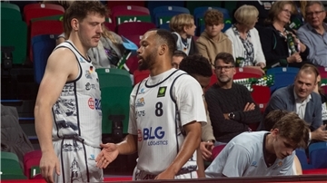 Eisbären sind nach der ersten Saisonniederlage heiß auf das Koblenz-Spiel  Zwei Basketballer klatschen sich auf der Bank ab. Es sind Till Isemann und Jemarl Baker von den Eisbären Bremerhaven.