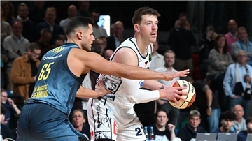 Ein Basketballer schirmt den Ball vor einem Gegenspieler ab. Es ist Till Isemann von den Eisbären Bremerhaven.