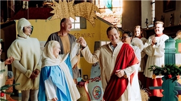 Till (Marinus Hohmann, l-r), Vera (Sybille Waury), Hubert (Bernhard Ulrich), Gregor (Holger Matthias Wilhelm) und Lien (Nui Nguyen) beim Krippenspiel in Folge „Stern über Lansing“ der Serie „Dahoam is Dahoam“.