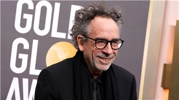Tim Burton hatte auch schon bei dem Original-Hit „Beetlejuice“ als Regisseur hinter der Kamera gestanden.
