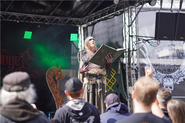 Tim Haldruir von Sagenbringer liest aus alten nordischen Schriften. 