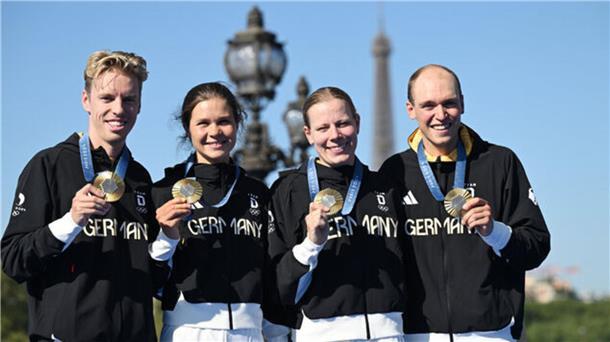 „Unvergesslicher Abend“: Wie es für den Wingster Olympiasieger Lasse Lührs weitergeht Tim Hellwig (v.l.), Lisa Tertsch, Laura Lindemann und Lasse Lührs jubeln über die Goldmedaille.
