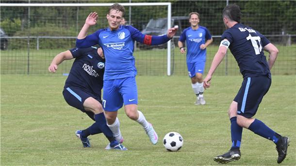 Tim Hildebrandt (Zweiter von links) wird gefoult. Am Ende konnte sich der FC-Kapitän immerhin über einen Zähler für sein Team freuen.