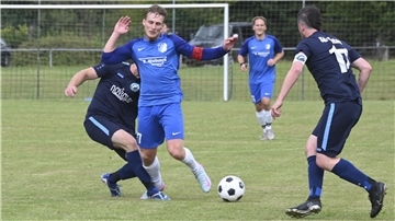 Tim Hildebrandt (Zweiter von links) wird gefoult. Am Ende konnte sich der FC-Kapitän immerhin über einen Zähler für sein Team freuen.