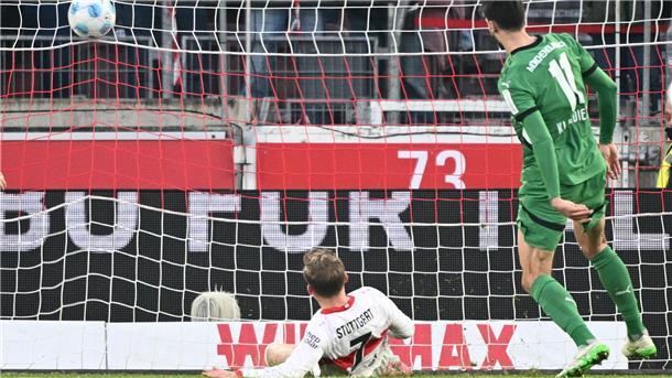 Tim Kleindienst trifft zum 2:1, Nationalmannschafts-Kollege Maximilian Mittelstädt rutscht ins Leere.