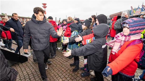 Tim Lutz klatscht die jungen Fans ab.