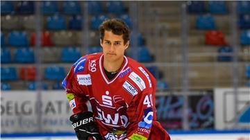 Ein Eishockeyspieler auf dem Eis.