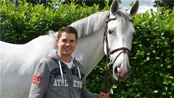 Tim-Uwe Hoffmann (24) im Portrait: Der Nachwuchsreiter gewann mit Casta Lee unter anderem schon das Einlaufspringen der U25-Tour beim Aachener CHIO.