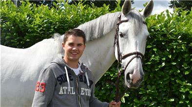 Tim-Uwe Hoffmann (24) im Portrait: Der Nachwuchsreiter gewann mit Casta Lee unter anderem schon das Einlaufspringen der U25-Tour beim Aachener CHIO.