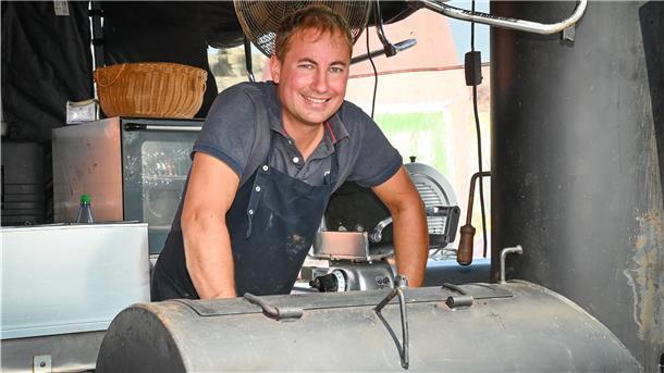 So lecker ist Streetfood bei den Maritimen Tagen Timm Gehrmann vor seinem Smoker fürs Barbecue.