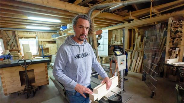 Tiny House: Das XS-Eigenheim als Öko-Idee im Klimawandel? Timo Gelzhäuser hat in ein Sägewerk auf dem Familienhof investiert. Dort legt er selbst Hand an.