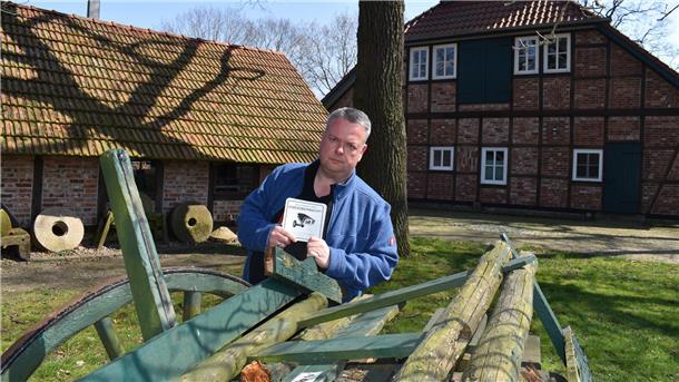 Timo Gerkens vom Heimatverein Beverstedt ärgert sich über den zerstörten Ackerwagen am Dorphuus Lunestedt und weitere Beschädigungen, die Unbekannte angerichtet haben. In Zukunft weißt ein Schild auf die neue Videoüberwachung an dem Gebäude hin. 