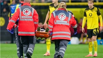 Horrorverletzung überschattet späten BVB-Sieg gegen Köln Timo Hübers wird nach seiner schweren Knieverletzung vom Platz getragen.
