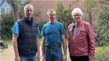 Timo Knoop, Jens Frömmrich und Traugott Riedsel freuen sich über die vielseitigen aber gemeinsamen Ideen seitens der Bürgerinnen und Bürger. Diese Ideen sollen die Wurzeln für die Aufnahme in das Dorfentwicklungsprogramm werden.