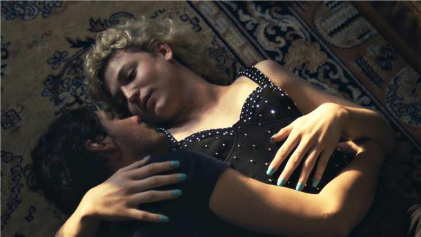 Timocin Ziegler (l) als Robert und Thea Ehre als Leni in einer Szene des Films „Bis ans Ende der Nacht“.