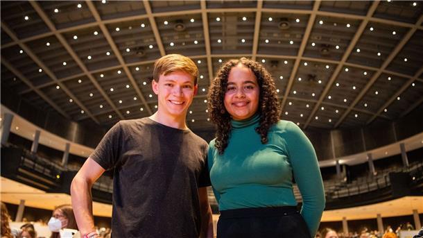 Grüne Jugend bestätigt Führungsduo Timon Dzienus (l-r), Bundessprecher der Grünen Jugend und Sarah-Lee Heinrich, Bundessprecherin der Grünen Jugend sitzen beim Bundeskongress der Grünen Jugend auf ihrem Platz und freuen sich über die gewonnene Wahl zum Bundessprecher von Timon Dzienus.