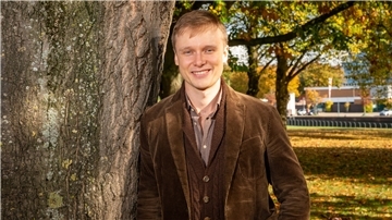 Timothy Edlin stammt aus der altehrwürdigen britischen Universitätsstadt Canterbury und ist über einige Jahre im Ruhrpott nun neu als Bass an das Stadttheater Bremerhaven engagiert worden.