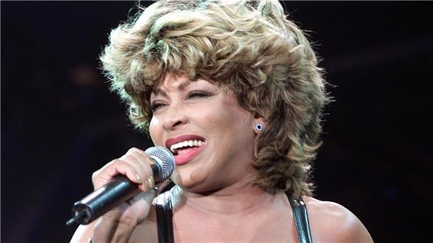 Tina Turner schuf sich Platz in der Musikgeschichte Tina Turner bei einem Konzert im Hamburger Volksparkstadion im Jahr 2000.
