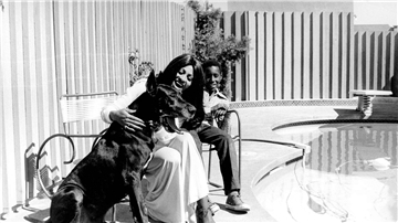 Tina Turner moit ihrem Sohn Ronnie und  Hund Onyx 1972 am Pool ihres Hauses in View Park. Ronnie Turner ist in Kalifornien gestorben.