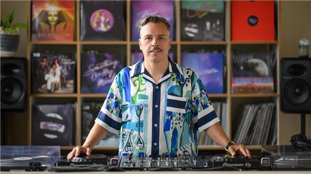 Tino Piontek, DJ Purple Disco Machine, steht in seinem Studio.
