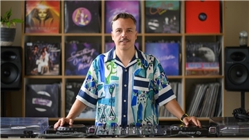 Tino Piontek, DJ Purple Disco Machine, steht in seinem Studio.