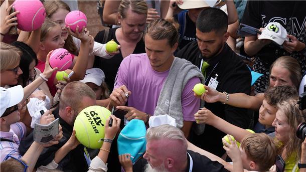 Titelverteidiger Alexander Zverev schreibt Autogramme am Rothenbaum.