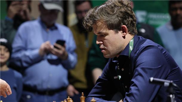 Titelverteidiger Magnus Carlsen sorgt bei der Blitzschach-WM auch für sportliche Schlagzeilen.