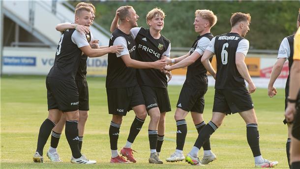 Tjade Motzkus (Bildmitte) hatte allen Grund zur Freude. Gegen Wolfenbüttel erzielte der Youngster das Tor das Tages.