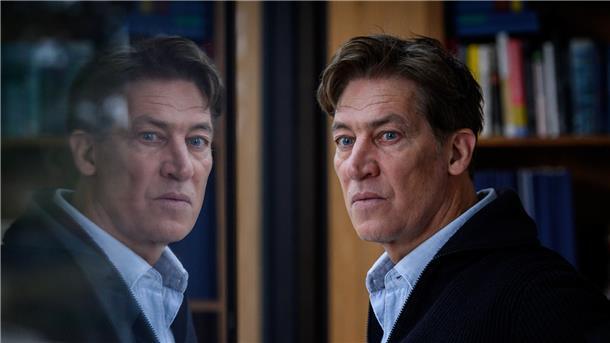 Tobias Moretti als Johann Hellström in einer Szene aus „Das Haus“.