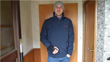 Tobias Münster wohnt im Erdgeschoss des Hauses, in dem am Dienstagabend die Dachgeschosswohnung in Flammen stand. 
