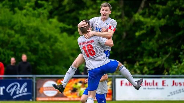 Zwei jubelnde Fußballer vom FC Geestland