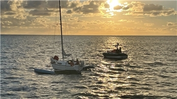 Tochterboot „Johann Fidi“ des Seenotrettungskreuzers „Berhard Gruben“ der Deutschen Gesellschaft zur Rettung Schiffbrüchiger (DGzRS) im Einsatz für einen bei Mellum gestrandeten Trimaran.