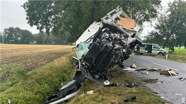Tödliche Verletzungen hat der Fahrer dieses Transporters bei einem Unfall in der Nähe von Wittorf erlitten. 