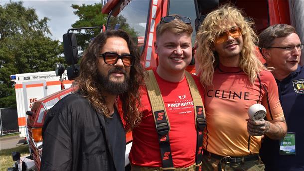 Deichbrand 2024: Das sind die schönsten Bilder vom Festival-Freitag Tokio Hotel mischte sich unters Volk, besuchte die Feuerwehr. Sogar Selfie mit Tom und Bill Kaulitz waren möglich.