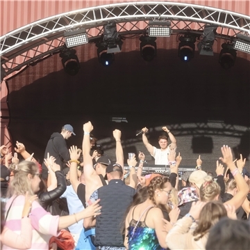 Tolle Stimmung am Freitag: Publikum und DJs feiern beim Ferdinands-Feld-Festival gemeinsam.