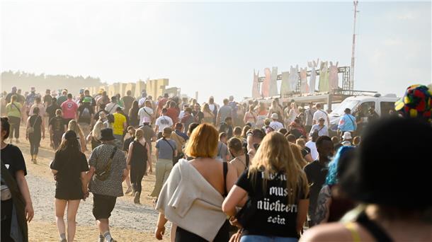 Tolle Stimmung auf und vor den Bühnen und auf den Zeltplätzen des Hurricane-Fest...